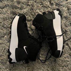 Nike City Classic boot womens new without box black/white size: 7.5